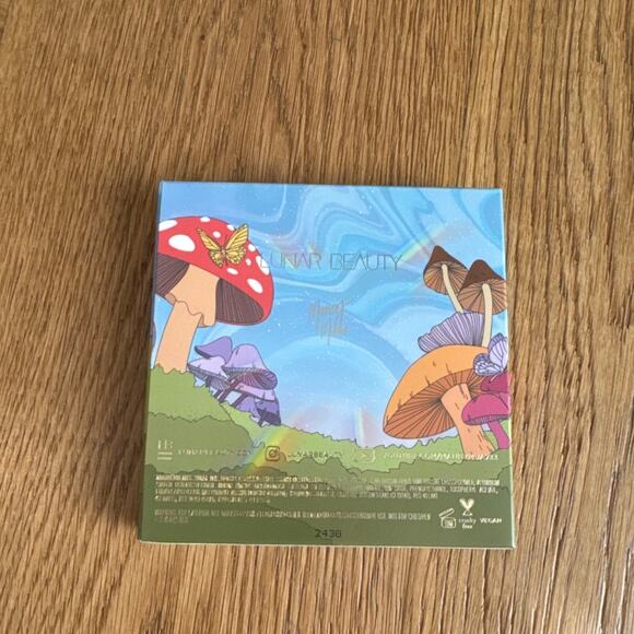 Lunar Beauty - Moon Shroom Highlighter Palette - Picture 2 of 3